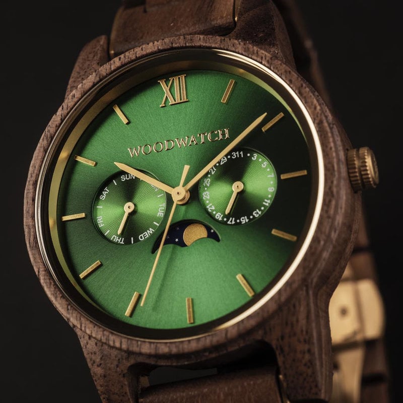 The CLASSIC Collection rethinks the aesthetic of a WoodWatch in a sophisticated way. The slim cases give a classy impression while featuring a unique a moonphase movement and two extra subdials featuring a week and month display. The CLASSIC Hunter is mad