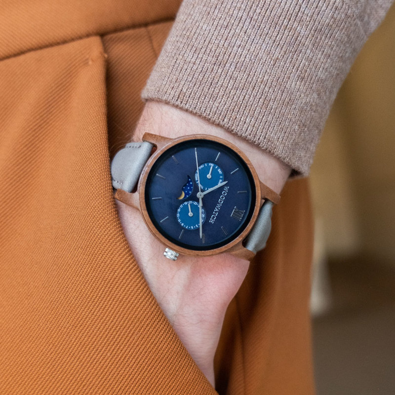 The CLASSIC Collection rethinks the aesthetic of a WoodWatch in a sophisticated way. The slim cases give a classy impression while featuring a unique a moonphase movement and two extra subdials featuring a week and month display. The CLASSIC Mariner Grey