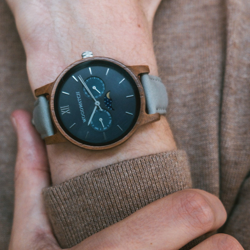 The CLASSIC Collection rethinks the aesthetic of a WoodWatch in a sophisticated way. The slim cases give a classy impression while featuring a unique a moonphase movement and two extra subdials featuring a week and month display. The CLASSIC Mariner Grey