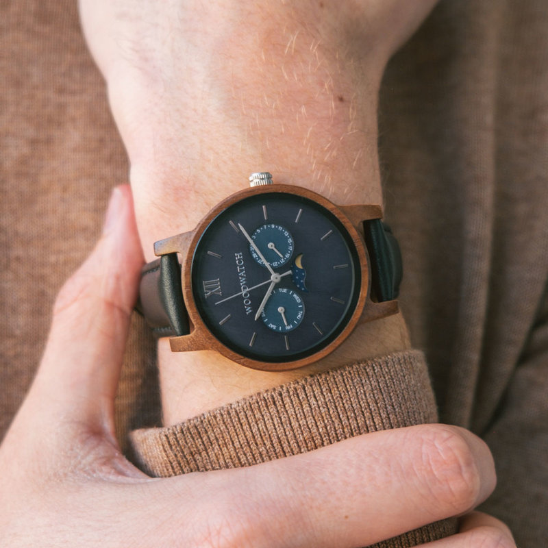The CLASSIC Collection rethinks the aesthetic of a WoodWatch in a sophisticated way. The slim cases give a classy impression while featuring a unique a moonphase movement and two extra subdials featuring a week and month display. The CLASSIC Mariner Jet i