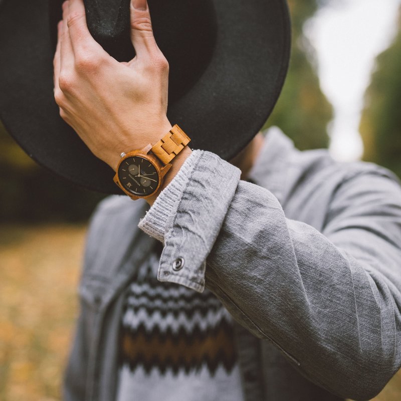 The CLASSIC Collection rethinks the aesthetic of a WoodWatch in a sophisticated way. The slim cases give a classy impression while featuring a unique a moonphase movement and two extra subdials featuring a week and month display. The CLASSIC Maverick is m