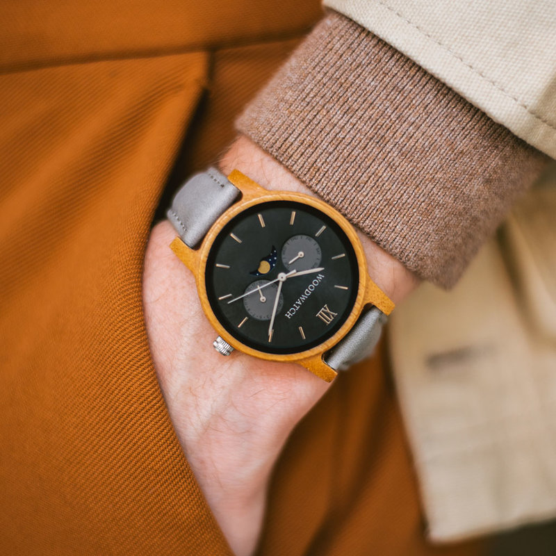 The CLASSIC Collection rethinks the aesthetic of a WoodWatch in a sophisticated way. The slim cases give a classy impression while featuring a unique a moonphase movement and two extra subdials featuring a week and month display. The CLASSIC Maverick Grey