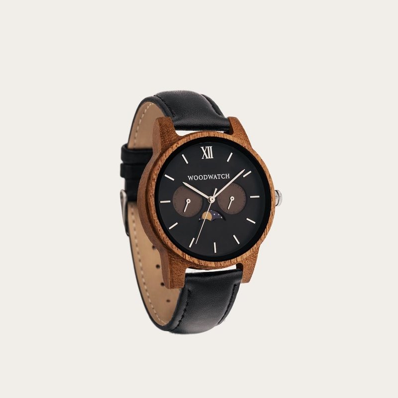 The CLASSIC Collection rethinks the aesthetic of a WoodWatch in a sophisticated way. The slim cases give a classy impression while featuring a unique a moonphase movement and two extra subdials featuring a week and month display. The CLASSIC Maverick Jet