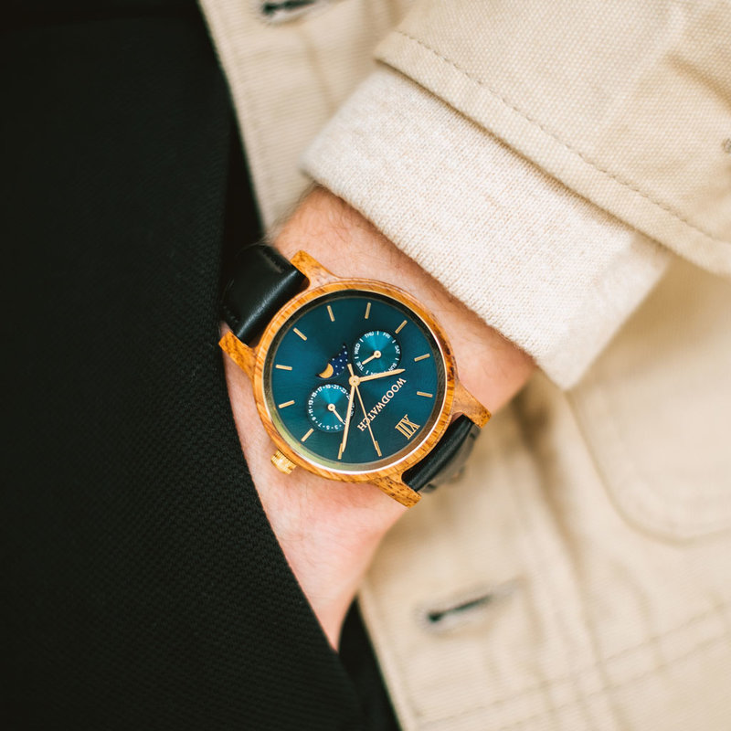 The CLASSIC Collection rethinks the aesthetic of a WoodWatch in a sophisticated way. The slim cases give a classy impression while featuring a unique a moonphase movement and two extra subdials featuring a week and month display. The CLASSIC Sailor Jet  i
