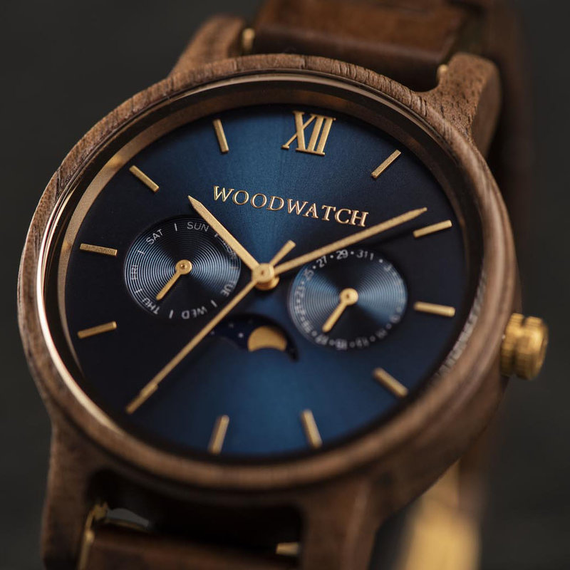 The CLASSIC Collection rethinks the aesthetic of a WoodWatch in a sophisticated way. The slim cases give a classy impression while featuring a unique a moonphase movement and two extra subdials featuring a week and month display. The CLASSIC Seafarer is m
