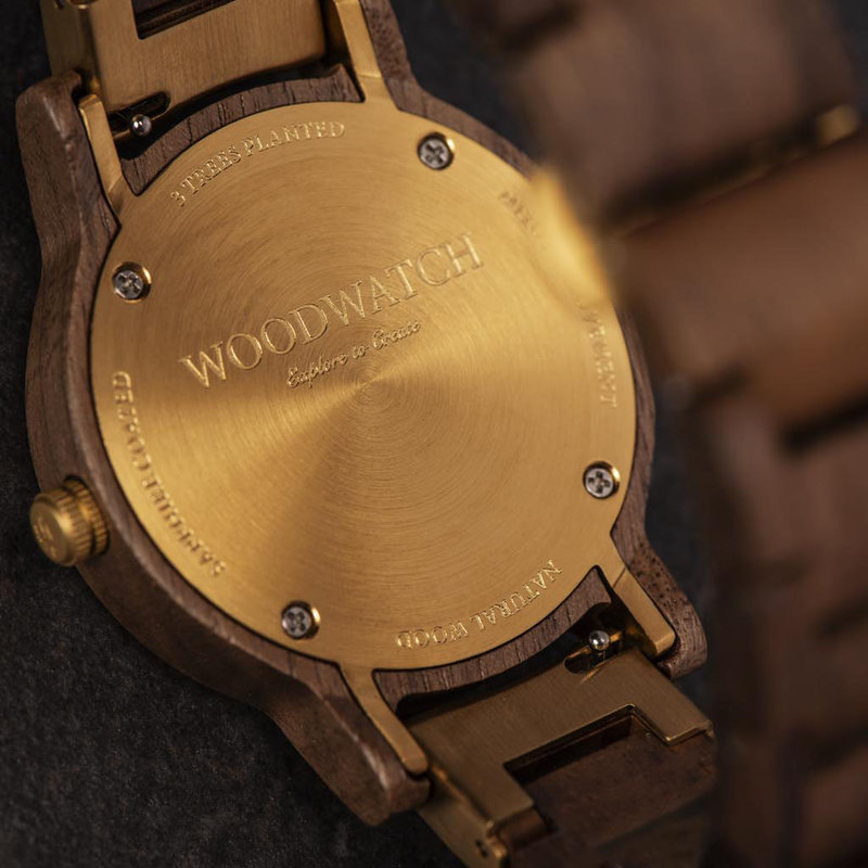 The CLASSIC Collection rethinks the aesthetic of a WoodWatch in a sophisticated way. The slim cases give a classy impression while featuring a unique a moonphase movement and two extra subdials featuring a week and month display. The CLASSIC Seafarer is m