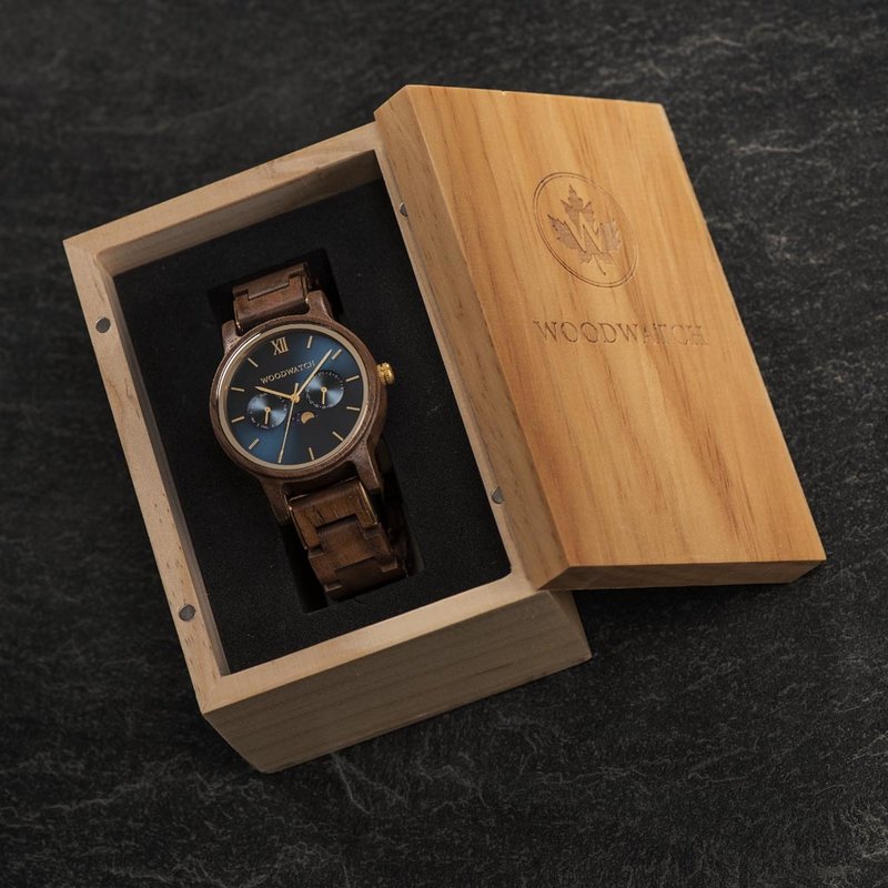 The CLASSIC Collection rethinks the aesthetic of a WoodWatch in a sophisticated way. The slim cases give a classy impression while featuring a unique a moonphase movement and two extra subdials featuring a week and month display. The CLASSIC Seafarer is m