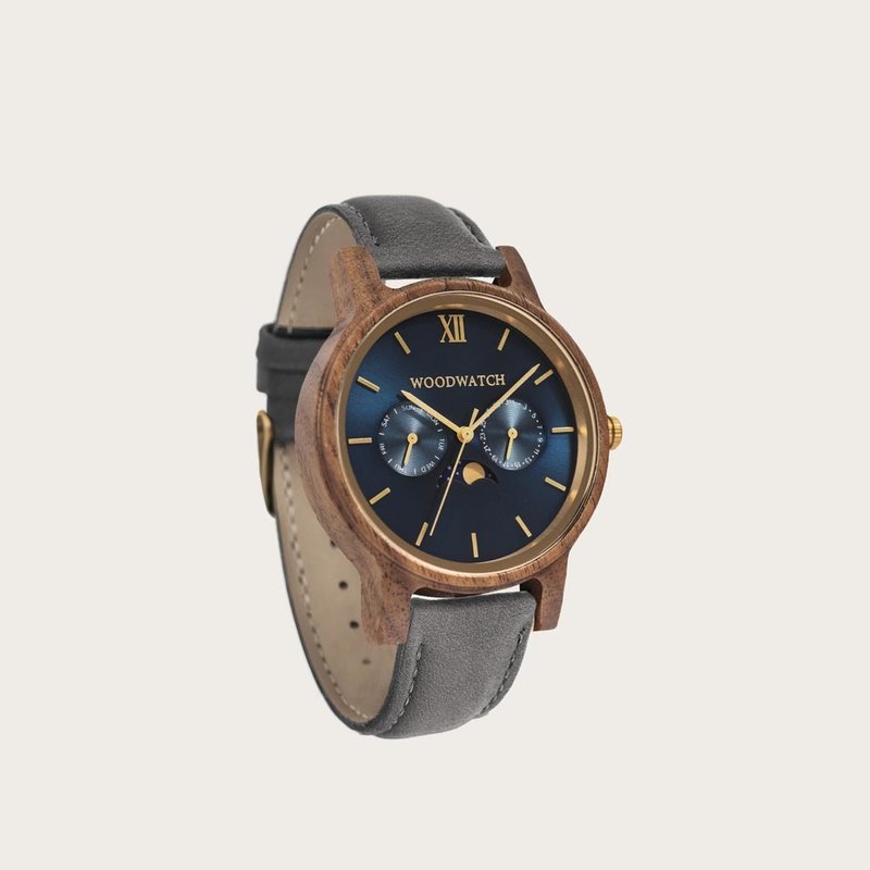The CLASSIC Collection rethinks the aesthetic of a WoodWatch in a sophisticated way. The slim cases give a classy impression while featuring a unique a moonphase movement and two extra subdials featuring a week and month display. The CLASSIC Seafarer Grey